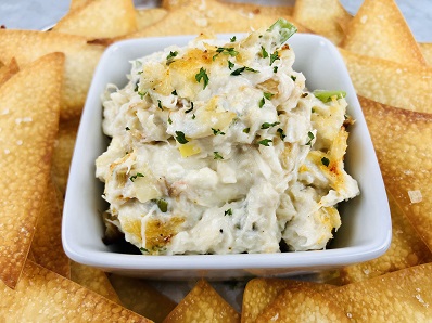 Crab Rangoon Dip with crackers on a platter