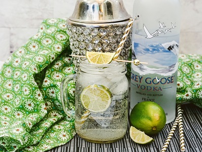 Skinny Bitch cocktail in a mason jar glass